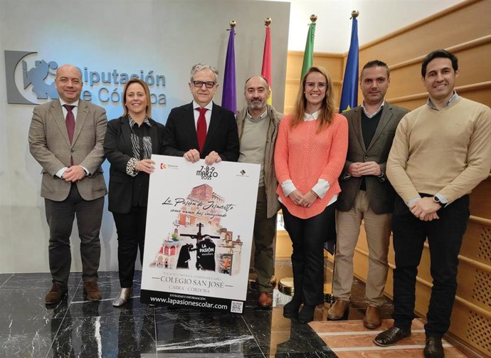 El presidente de la Diputación de Córdoba, Salvador Fuentes (tercero por la izda.), en la presentación de 'La Pasión Escolar', que llevarán a escena alumnos del Colegio San José de Cabra.