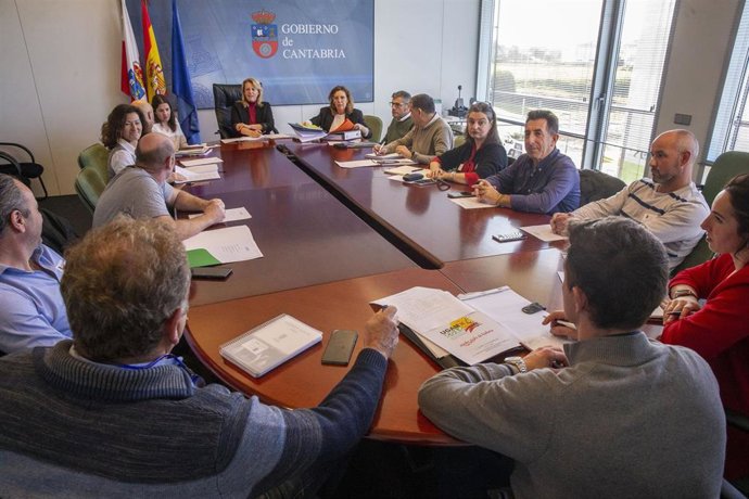 La consejera de Desarrollo Rural, Ganadería, Pesca y Alimentación, María Jesús Susinos, preside la reunión de la Mesa Regional Agraria