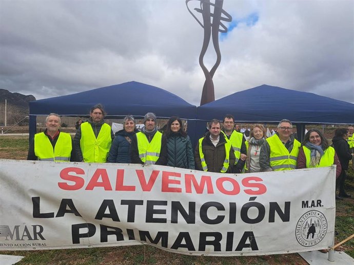 Representantes de CHA se concentran por la sanidad pública en Montalbán (Teruel).
