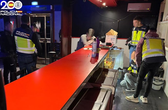 Os policiais inspecionam as instalações.