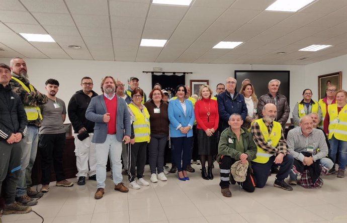 La delegada territorial de Empleo, Empresa y Trabajo Autónomo, Carmen Sánchez Sierra y el alcalde de Manilva, José Manuel Fernández Fernández, han dado la bienvenida a las 25 personas que han sido contratadas a través de Andalucía Activa.