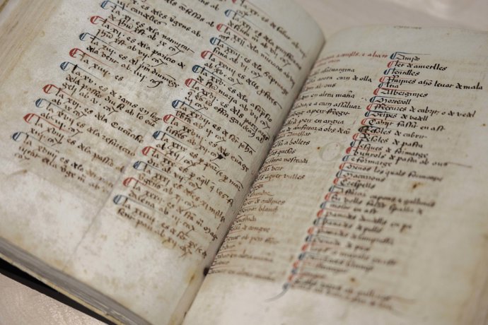 El recetario culinario durante la presentación de una exposición con motivo del 700 aniversario del recetario culinario más antiguo en la península ibérica y que se conserva en la Universitat de València, en el Centre Cultural La Nau, a 12 de febrero de 