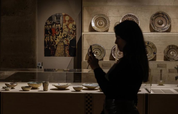 Visitantes del Centre Cultural La Nau durante la presentación de una exposición con motivo del 700 aniversario del recetario culinario más antiguo en la península ibérica