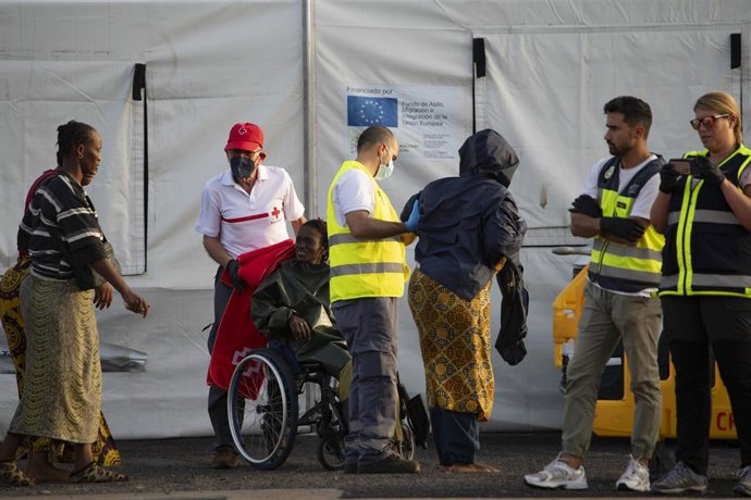 Archivo - Varios servicios de emergencia ayudan a los migrantes recién rescatados, en el Puerto de la Restinga