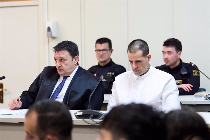 El acusado durante el juicio por matar a su pareja y bebé en Liaños de Villaescusa, a 10 de febrero de 2025, en Santander, Cantabria (España). 