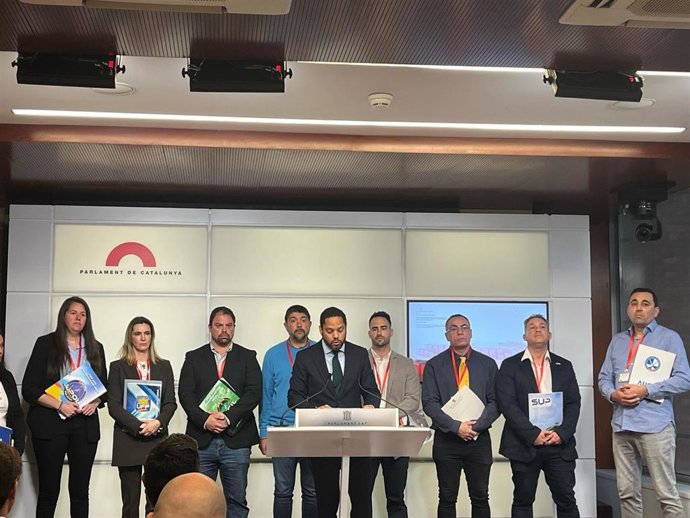 El secretario general de Vox y líder del partido en Catalunya, Ignacio Garriga, en rueda de prensa junto a representantes de sindicatos de Policía Nacional y Guardia Civil