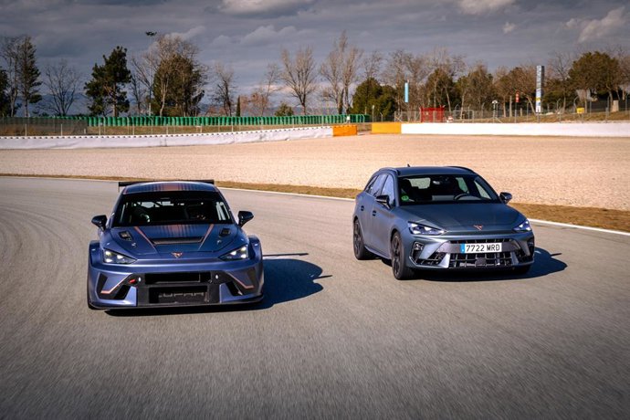 El Cupra León VZ y el Cupra León VZ TCR, en el circuito de Montmeló (Barcelona)