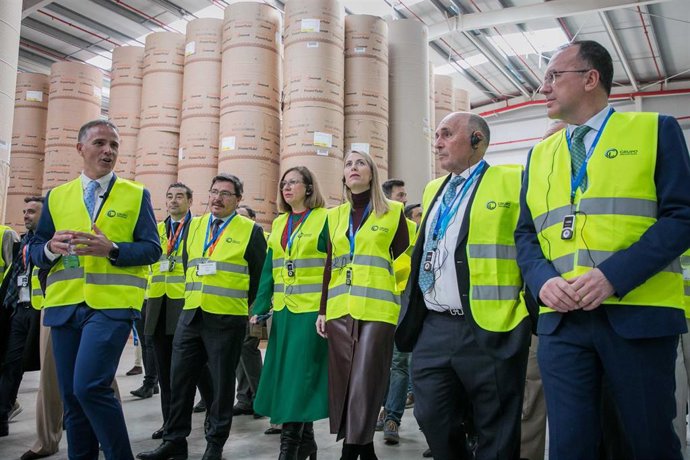 María Guardiola, junto a Ricardo Leal, en la inauguración de Ondupack.
