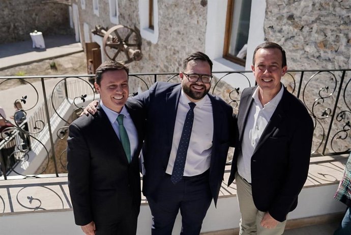 El presidente de la Diputación de Almería, Javier Aureliano García; el alcalde de Zurgena, Domingo Trabalón, y el subdelegado del Gobierno en Almería, José María Martín, durante su visita al 'Molino del Lugar' en Zurgena (Almería).