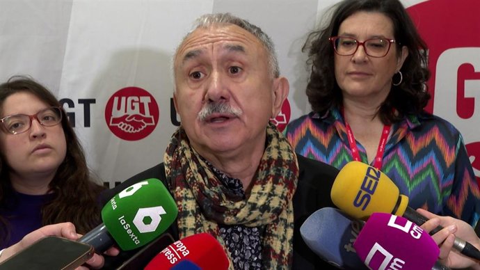 El secretario general de UGT, Pepe Álvarez, en declaraciones a medios durante el IX Congreso de UGT Castilla-La Mancha.