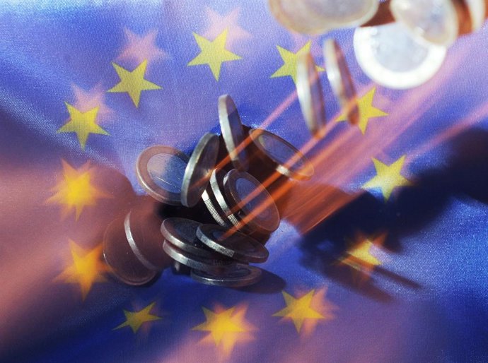 Archivo - FILED - 04 July 2011, Baden-Wuerttemberg, Karlsruhe: Euro coins fall onto a European flag in Karlsruhe. The European Commission could threaten France, Italy and Belgium, among other EU member states, on Wednesday, with legal action over their 