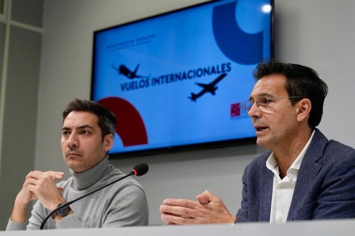 Paco Cuenca atiende a los medios en presencia de Eduardo Castillo