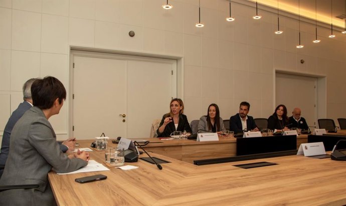 La ministra de Vivienda, Isabel Rodríguez, traslada su apoyo a los diez alcaldes socialistas que impulsan la iniciativa para topar alquileres