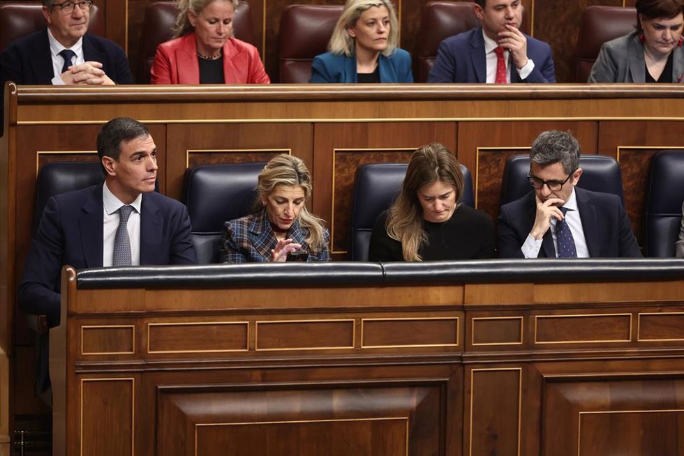(I-D) El presidente del Gobierno, Pedro Sánchez; la vicepresidenta segunda y ministra de Trabajo, Yolanda Díaz; la vicepresidenta tercera y ministra para la Transición Ecológica, Sara Aagesen y el ministro para la Presidencia, Relaciones con las Cortes