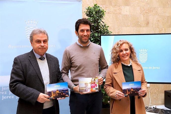 El teniente de alcaldesa de Turismo y Promoción de la Ciudad, Antonio Real, el director de Luz Shopping, Antonio Íñigo, y Estefanía Aballe, responsable de Relaciones con la Comunidad, presentan una guía turística de Jerez.