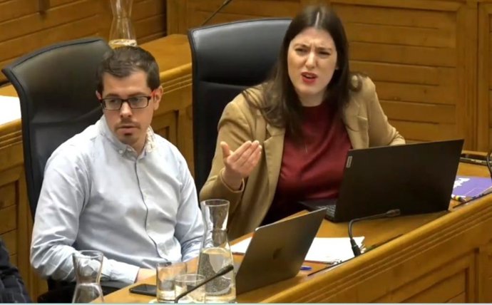 Los portavoces de IU y Podemos en Gijón, Javier Suárez Llana y Olaya Suárez, respectivamente, durante el Pleno Municipal gijonés.