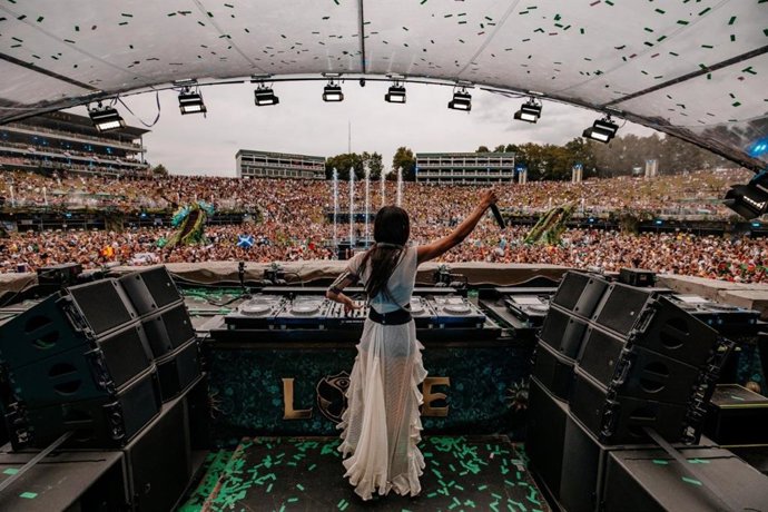 B Jones actuando en el festival Tomorrowland