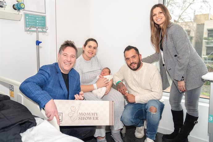 Carlos Latres y Núria Tomás con el pack 'Mommy shower' junto con una familia con su recién nacido