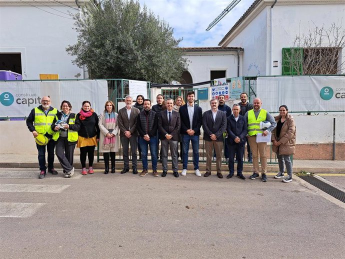 El conseller de Educación y Universidades, Antoni Vera, en su visita a los colegios de Son Servera.