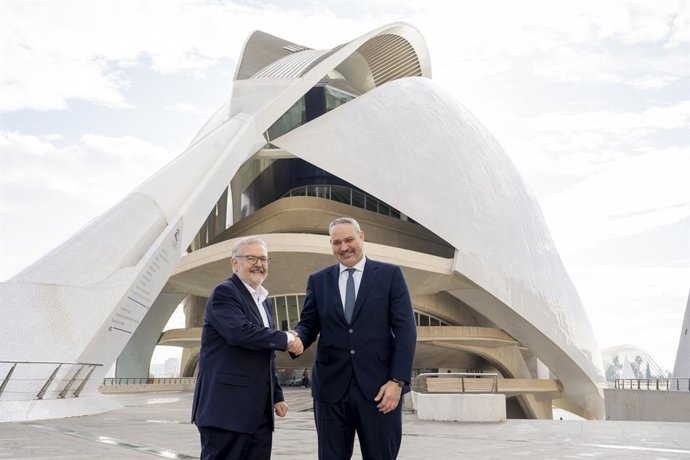 El director territorial de Cajamar a València, Jesús García García, (d) i el director general de Les Arts, Jorge Culla Bayarri, han signat l'acord de patrocini.