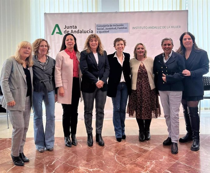Olga Carrión, directora del Instituto Andaluz de la Mujer con Adela Romera, nueva viceprsidenta segunda de este órgano consultivo, y la Comisión Permanente y la secretaria del Consejo Andaluz de Participación de las Mujeres.