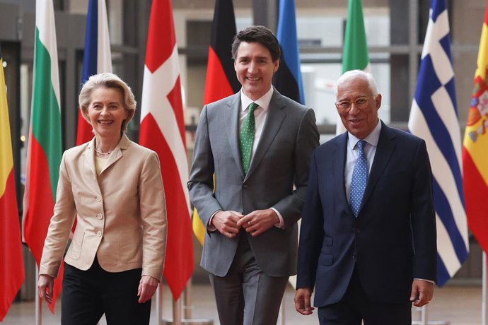 HANDOUT - 12 de fevereiro de 2025, Bélgica, Bruxelas: A presidente da Comissão Europeia, Ursula Von der Leyen (à esquerda), e o presidente do Conselho da UE, Antonio Costa, recebem o primeiro-ministro do Canadá, Justin Trudeau (à direita), antes de sua re