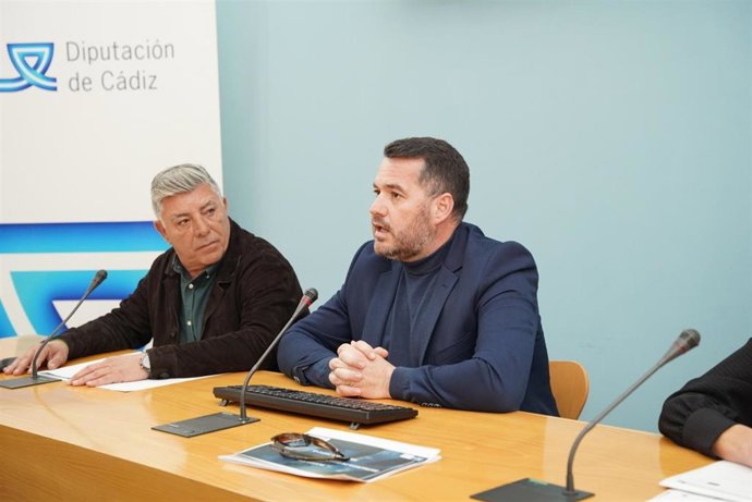 Andrés Clavijo e Ignacio Trujillo explicando la inversión para Tarifa de los fondos de la Estrategia de Desarrollo Local Integrado.