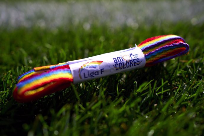 Archivo - Imagen de los cordones de la campaña de la Liga F 'Amor Por Los Colores' para apoyar y respetar al movimiento LGBTIQ+