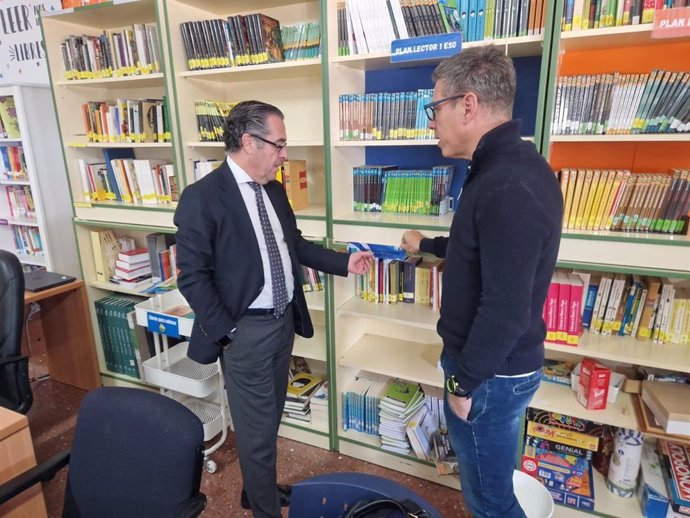 Miguel Briones, delegado territorial de Desarrollo Educativo y Formación Profesional y de Universidad, Investigación e Innovación de la Junta en Málaga visita la biblioteca del IES Los Montes, en Colmenar, uno de los centros galardonados.