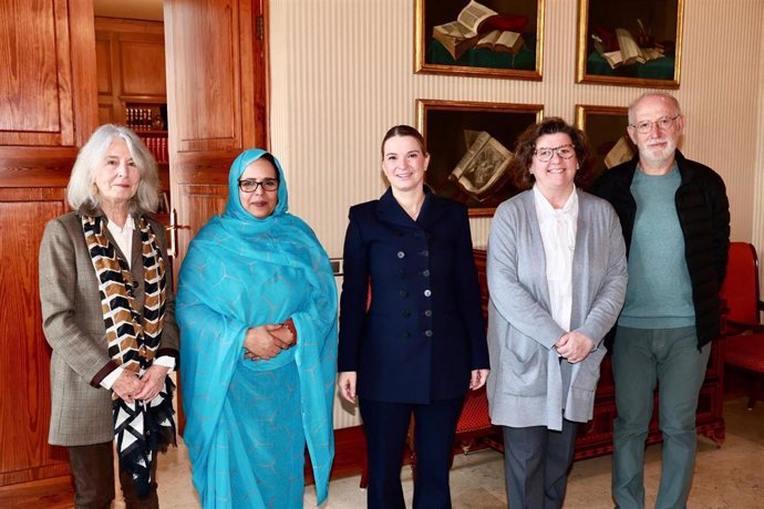 La ministra de Cooperación de la República Árabe Saharaui Democrática (RASD), Fatma Mehdi, en la audiencia con la presidenta del Govern, Marga Prohens.