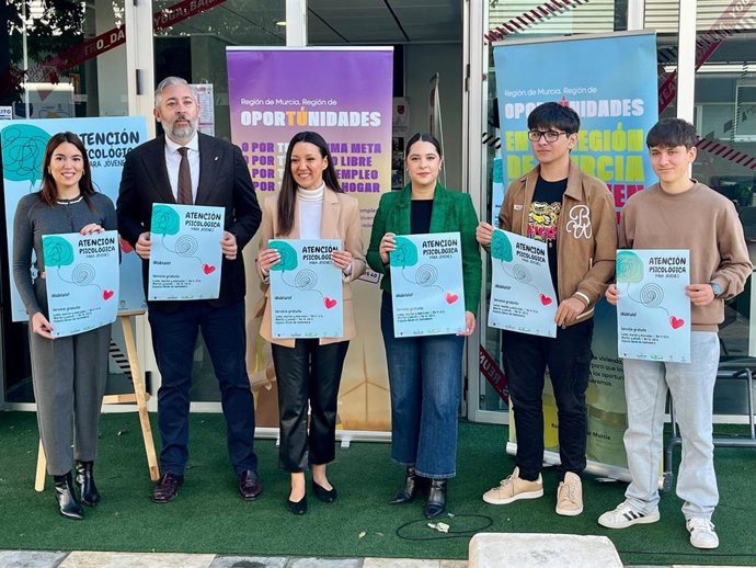 La consejera Carmen Conesa y el alcalde de Santomera, Víctor Martínez, con la concejala y la directora general de Juventud y corresponsales juveniles de la localidad