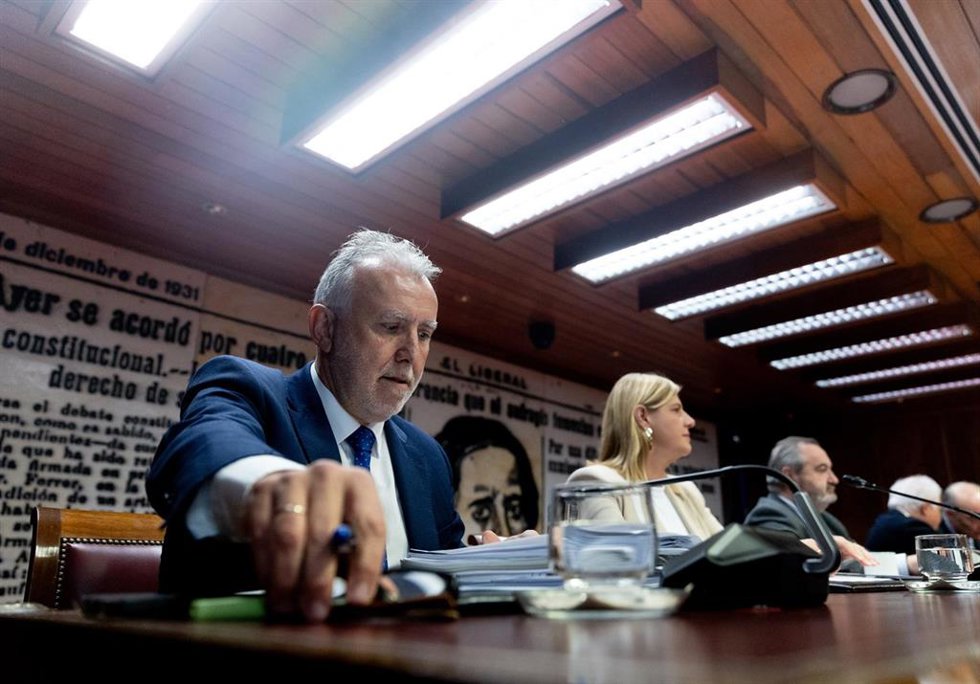 El ministro de Política Territorial y Memoria Democrática, Ángel Víctor Torres, comparece ante la Comisión de Investigación sobre el caso Koldo, en el Senado, a 21 de enero de 2025, en Madrid (España). La comisión trata sobre los contratos, licencias,
