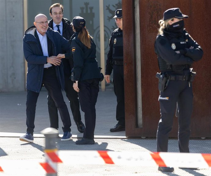 Salida del seleccionador de la selección española de fútbol masculina, Luis de la Fuente, de la Audiencia Nacional que juzga desde este lunes, 3 de febrero, al expresidente de la Real Federación Española de Fútbol (RFEF) Luis Rubiales