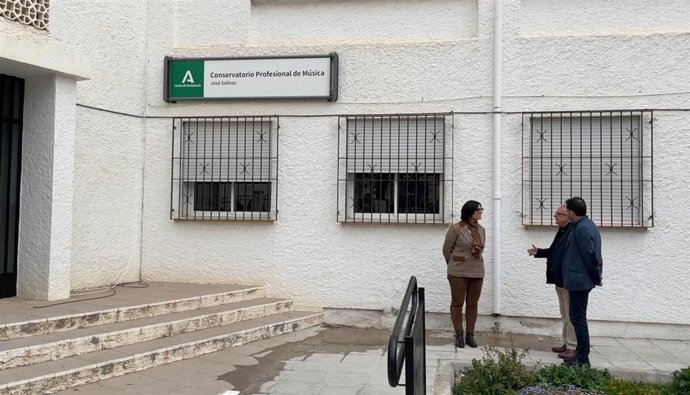 La delegada de Desarrollo Educativo y Formación Profesional de la Junta en Granada, María José Martín Gómez, visita el Conservatorio Profesional de Música de Baza.