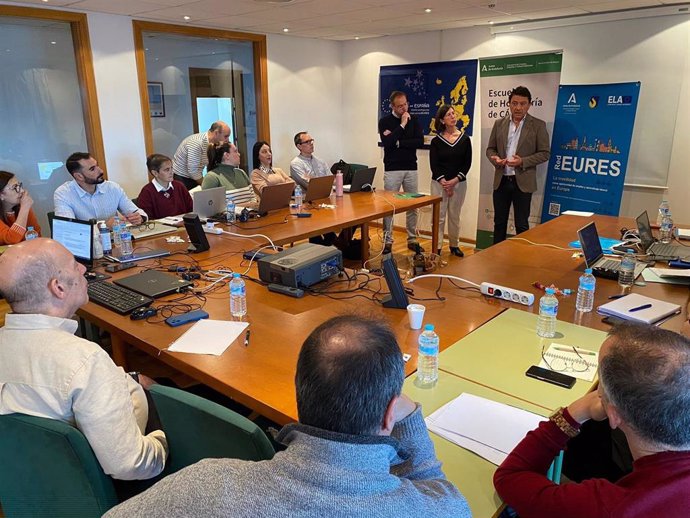 El delegado de Empleo, Empresa y Trabajo Autónomo de la Junta en Cádiz, Daniel Sánchez Román, en la reunión de la red Eures.