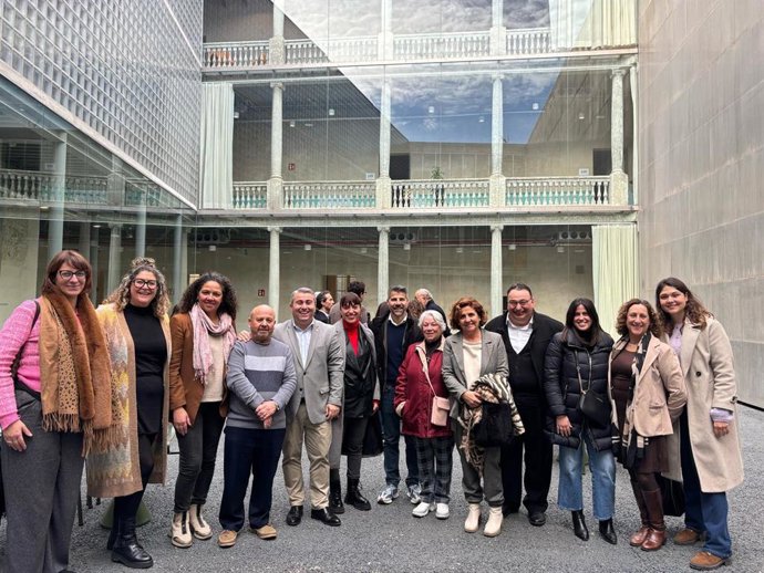 Representantes del PSIB de Mallorca y de Inca asisten a la apertura de la residencia Miquel Mir.