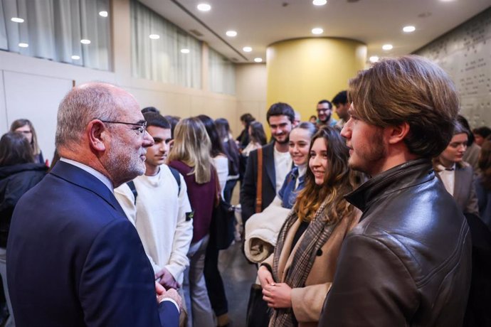 El conseller de Unión Europea y Acción Exterior de la Generalitat, Jaume Duch, con estudiantes de Relaciones Internacionales y Comunicación de la Universitat Blanquerna-Ramon Llull