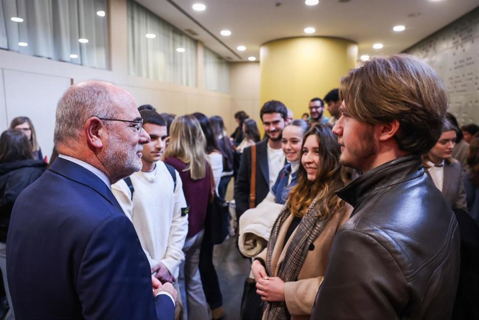 El conseller de Unión Europea y Acción Exterior de la Generalitat, Jaume Duch, con estudiantes de Relaciones Internacionales y Comunicación de la Universitat Blanquerna-Ramon Llull