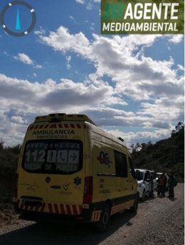 Ambulancia desplazada para atender a un hombre de 29 años que ha resultado herido de gravedad al cortarse en un pie con una motosierra mientras cortaba pinos en la Sierra de Ricote, entre el Collado del Moro y el Puerto del Caballo