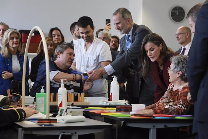 Los Reyes visitan el Hospital de Parapléjicos de Toledo por su 50 aniversario