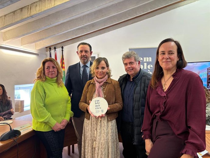 El conseller de Empresa, Empleo y Energía, Alejandro Sáenz de San Pedro, con los representantes de algunos de los comercios reconocidos.