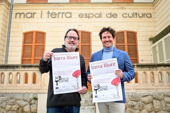 El director general de Música y Artes Escénicas, Rafel Brunet, y el promotor y coordinador de Teatre de Barra, Javier Matesanz.