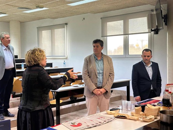 De izquierda a derecha, la directora de la EHIB, María Llompart, el conseller de Turismo, Cultura y Deportes, Jaume Bauzà, y el director de la FEHM, Javier Vich.