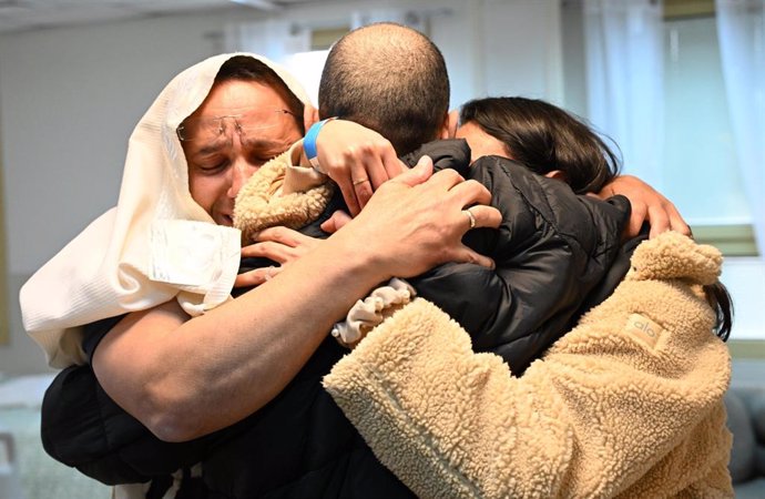 HANDOUT - 08 February 2025, Israel, Ramat Gan: Freed Israeli hostage, Or Levy, embraces his family at Sheba Hospital, after his release from Hamas captivity in the Gaza Strip. Photo: Haim Zach/GPO/dpa - ATTENTION: editorial use only and only if the credit