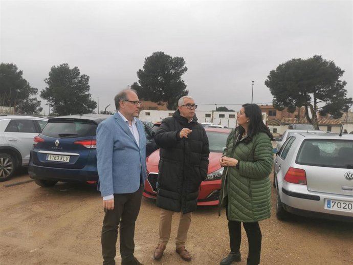 La concejal delegada de Barrios Rurales, Paloma Espinosa, en el nuevo parking de San Gregorio, junto al consejero municipal de Participación Ciudadana, Alfonso Mendoza, y el alcalde del barrio rural, José Miguel Alonso