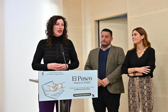 La alcaldesa de Almería, María del Mar Vázquez, presenta el plan de dinamización comercial del Paseo de Almería.