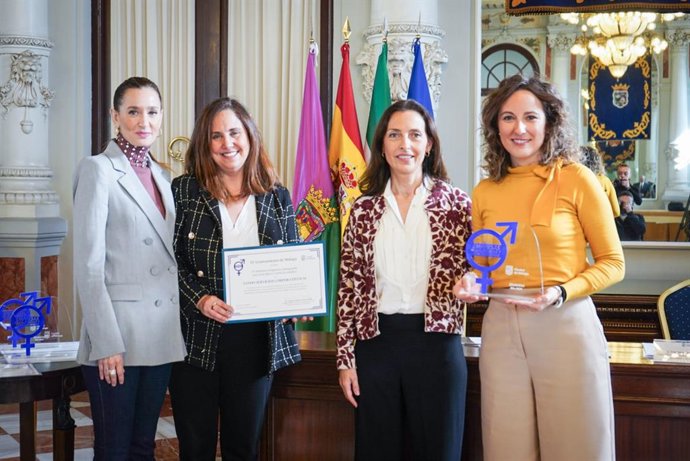 La vicepresidenta ejecutiva de Sando, Esther Sánchez Manzano, junto con la directora de Recursos Humanos, Nina Tercero Coca, y la jefa de Relaciones Laborales, Cintia Calles Galvez, y Elisa Pérez de Siles, primera teniente de alcalde