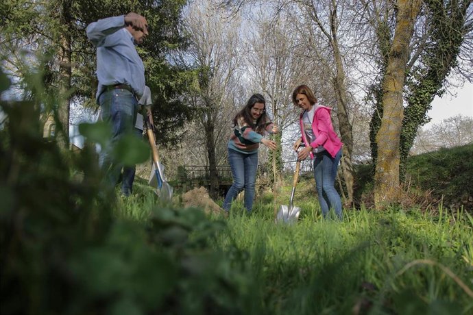 Archivo - La diputada de Desarrollo Rural Sostenible, Magadalena Rodríguez (d) durante una plantación en Otero de Herreros