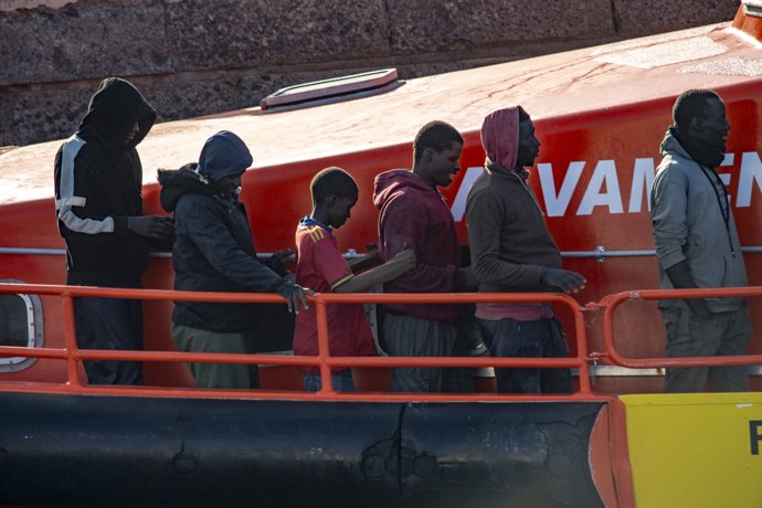 Archivo - Una lancha de Salvamento Marítimo tras el rescate de un cayuco a su llegada al Puerto de la Restinga, a 3 de diciembre de 2024, en El Hierro, Santa Cruz de Tenerife, Tenerife, Canarias (España).