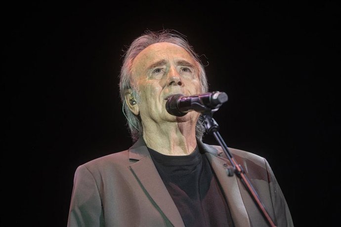 Archivo - El cantautor Joan Manuel Serrat actúa durante el concierto ‘Barcelona amb València’, en el Palau Sant Jordi, a 29 de noviembre de 2024, en Barcelona